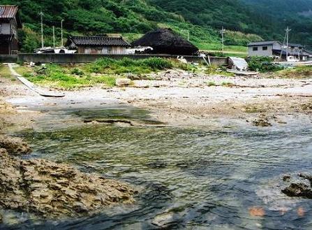 海水汲み上げ場から釜屋を望む