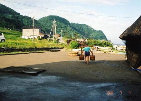 海水を担いで塩田の中央にある桶まで運ぶ