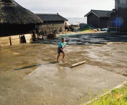 塩田表面を鋤いて海水が蒸発し易くする