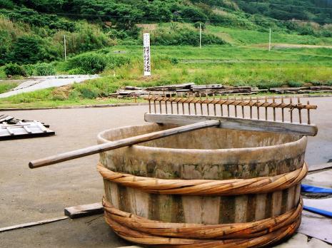 塩田の中央にある海水貯蔵桶で、ここから塩田中に海水を撒く。