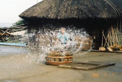 海水を撒く潮撒き作業